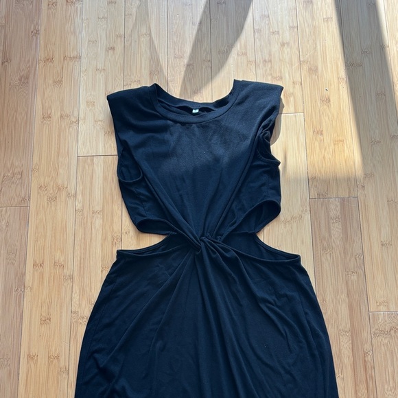 Elegant Black Cut-Out Maxi Dress - Picture 4 of 4